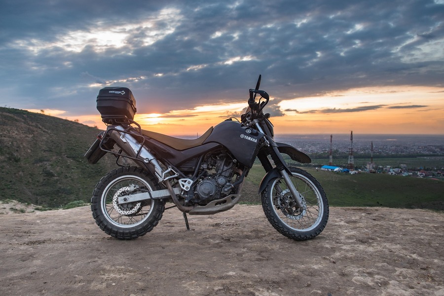 motocicleta adventure touring