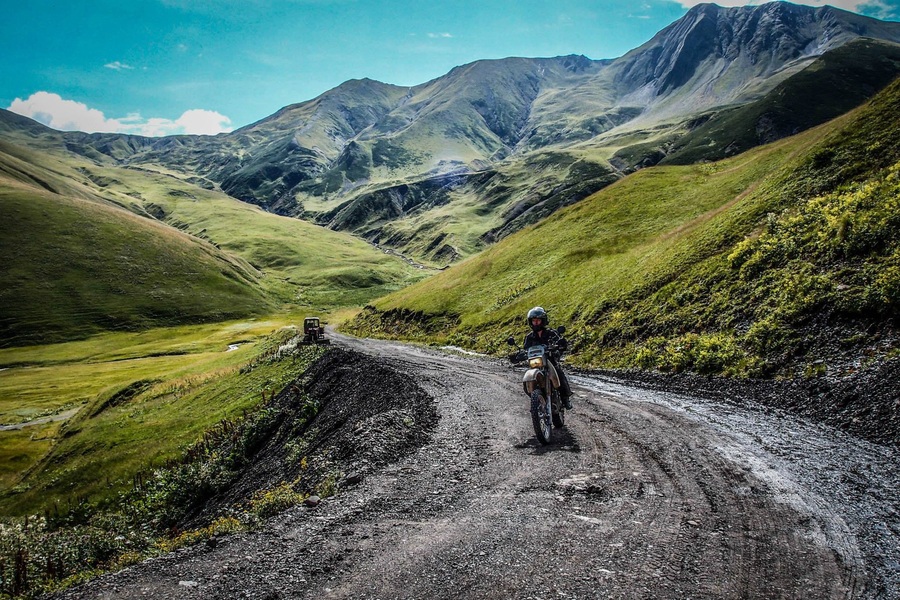 motocicleta prin natura