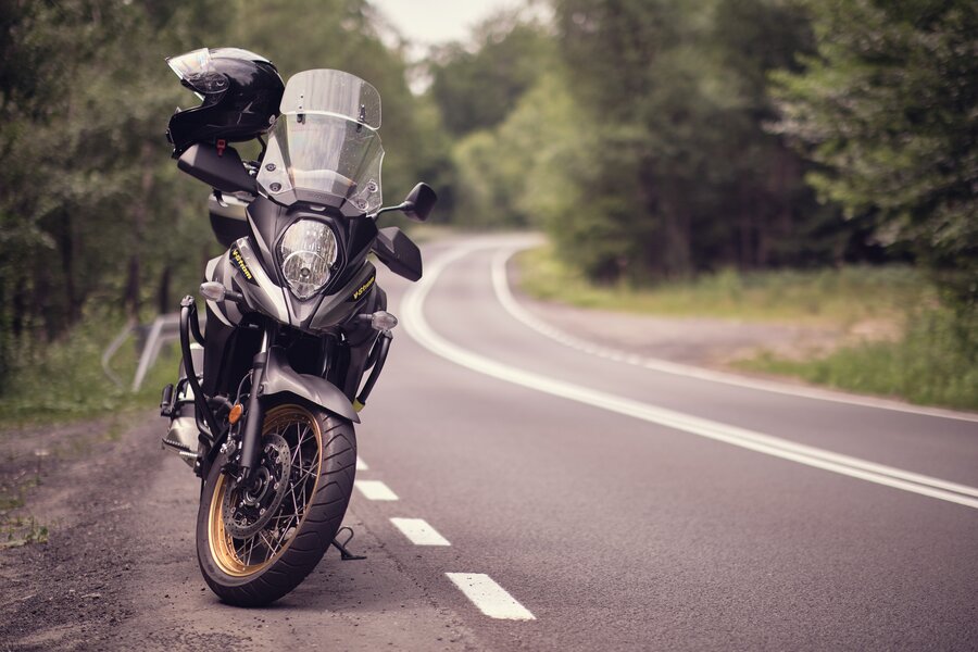 motocicleta pe un drum